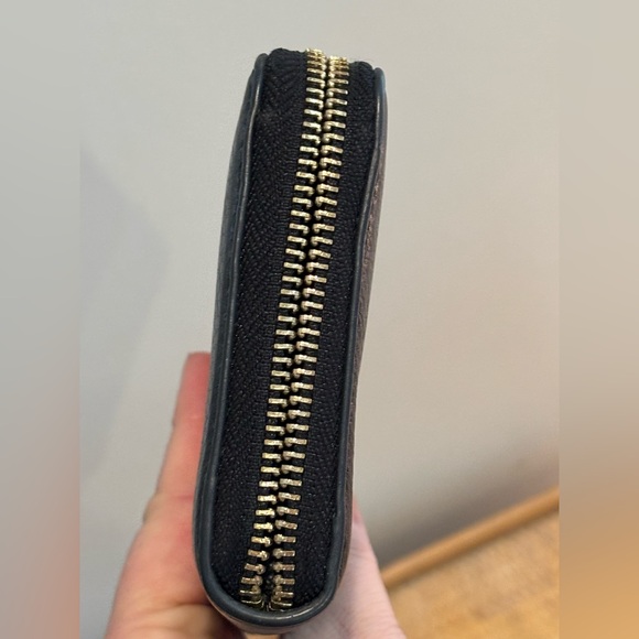 DKNY Black Leather large Wallet in like new condition! - Picture 4 of 13